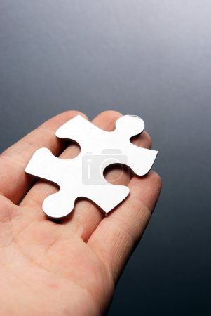Main tenant une pièce de puzzle 