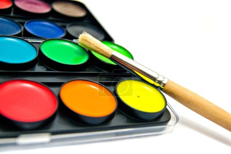 Aquarelles et pinceau gros plan 