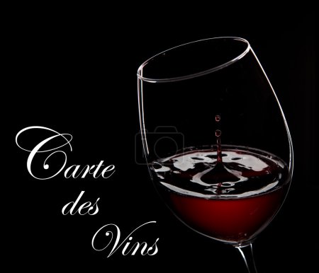 Vin rouge sur un blanc 