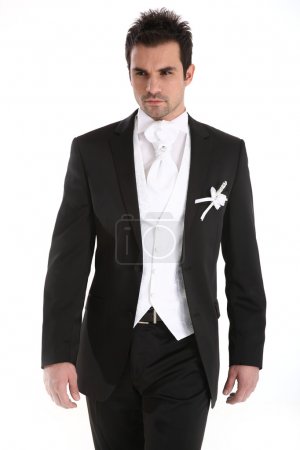 Beau jeune homme en smoking 