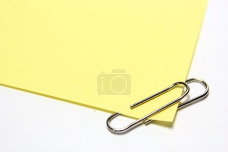 Note jaune avec clip sur fond blanc 