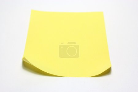 Note jaune avec clip sur fond blanc 