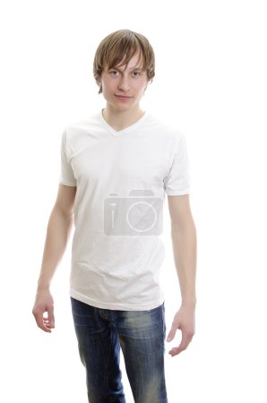 Jeune homme décontracté en t-shirt blanc avec jean. Isolé sur blanc .