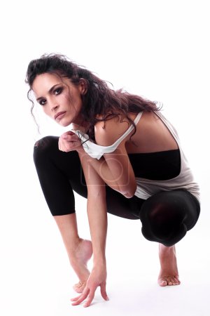Danseuse italienne sexy posant isolée en blanc 