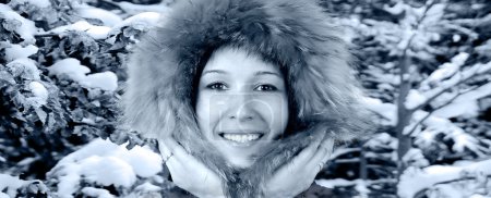 Portrait de bonheur jeune femme en chapeau d'hiver 