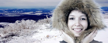 Portrait de bonheur jeune femme en chapeau d'hiver 