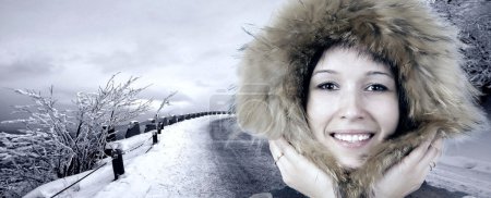 Portrait de bonheur jeune femme en chapeau d'hiver 