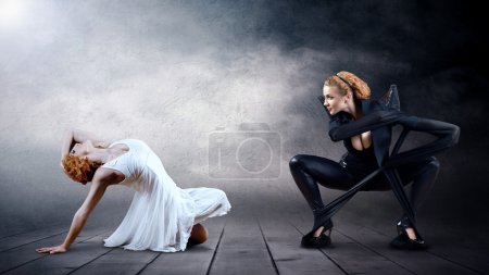 Danseurs noirs et blancs en posant sur fond 
