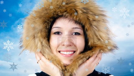 Portrait de bonheur jeune femme en chapeau d'hiver 