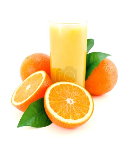 Oranges mûres avec feuilles vertes et verre à jus .