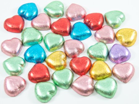 Bonbons coeurs chocolat colorés, isolés 