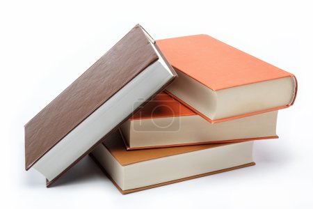 une pile de livres sur fond blanc.