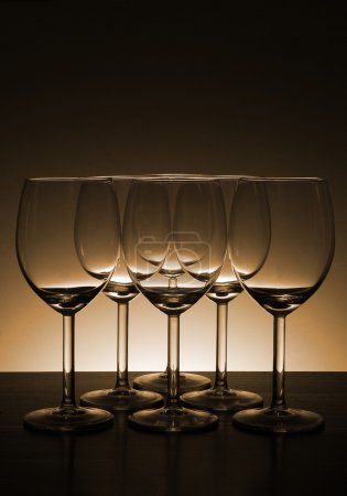 Verre à vin vide dans un beau fond clair 