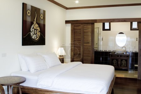 chambre d'hôtel avec lit