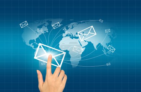 Mains avec la livraison du courrier mondial sur fond de carte du monde 