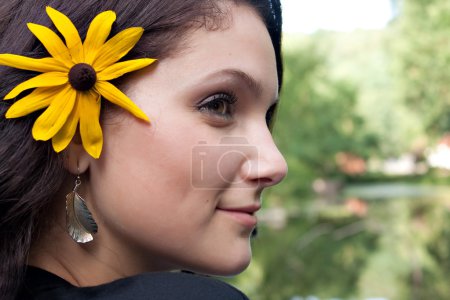 Souriante fille d'été 