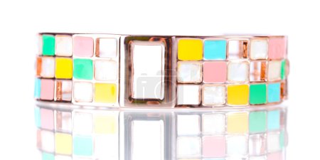 Beau bracelet doré isolé sur blanc 