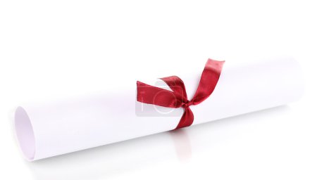 Diplôme de fin d'études attaché avec ruban isolé sur blanc 