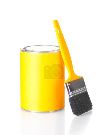 Canette de peinture avec pinceau isolé sur gros plan blanc 