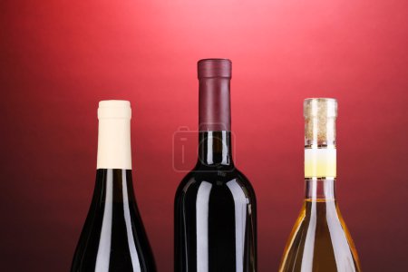 Bouteilles de grand vin sur fond rouge 