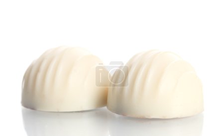 Bonbons au chocolat blanc isolé sur blanc 