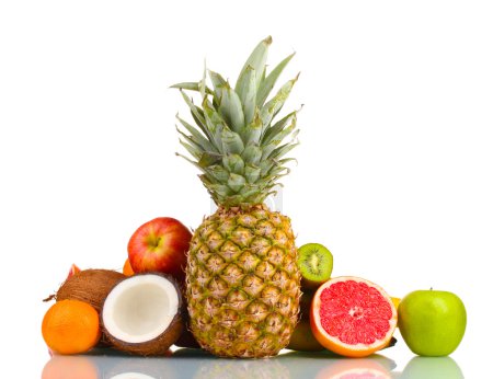 Fruits tropicaux isolés sur blanc