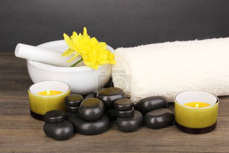 Cadre spa sur table en bois sur fond gris 