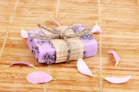 Savon à la lavande fait à la main sur tapis en bois 