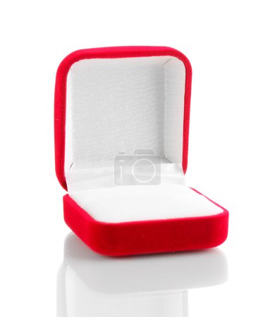 Boîte à bijoux rouge isolée sur blanc 