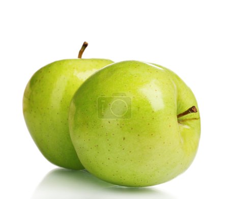 deux pommes vertes juteuses isolées sur blanc 