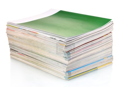 pile de magazines isolés sur blanc