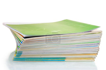 pile de magazines isolés sur blanc