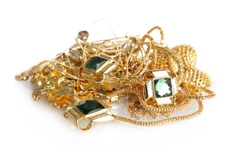 Divers bijoux en or isolés sur blanc 