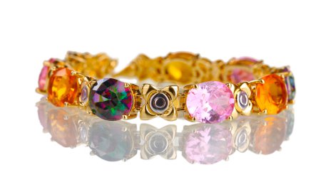 Beau bracelet doré avec pierres précieuses isolées sur blanc