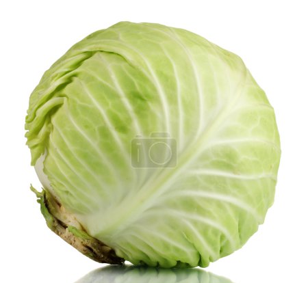 chou vert entier isolé sur blanc 
