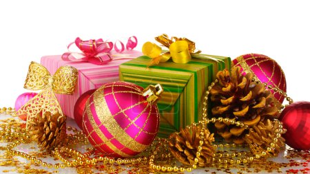belles boules de Noël lumineuses, cadeaux et cônes isolés sur blanc 