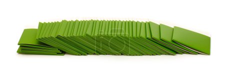 Beaucoup de dossiers verts isolés sur blanc 