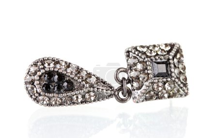 Boucles d'oreilles en argent avec pierre noire isolée sur blanc 