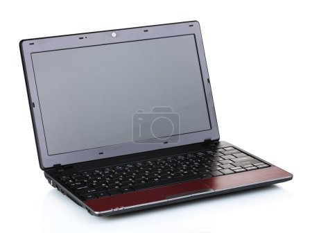 nouvel ordinateur portable isolé sur blanc 