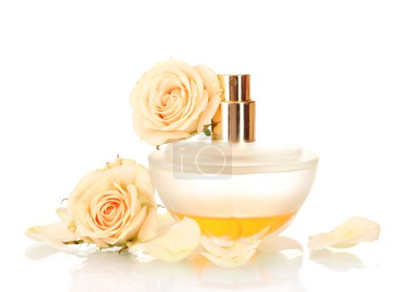 Parfum de femme en belle bouteille sur fond blanc 