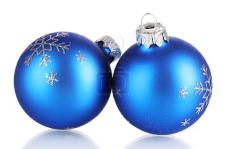 Boules de Noël bleues isolées sur fond blanc 