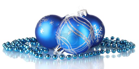 Boules de Noël bleues isolées sur fond blanc 