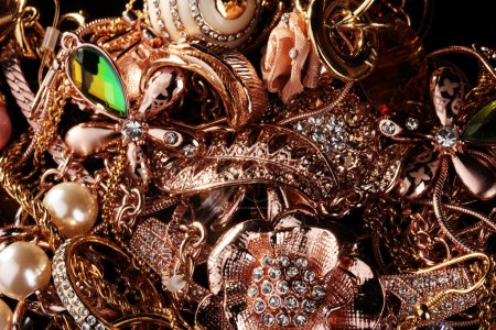 Divers bijoux en or gros plan 