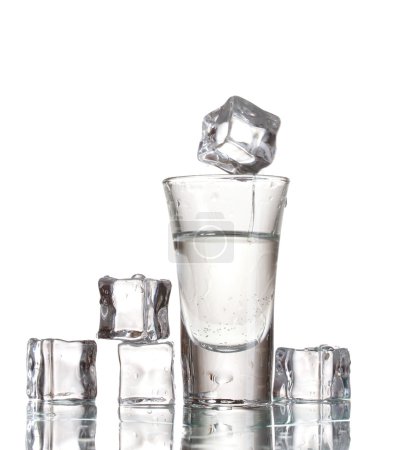 verre de vodka avec glace isolée sur blanc 