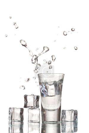 vodka en verre et glace isolée sur blanc 
