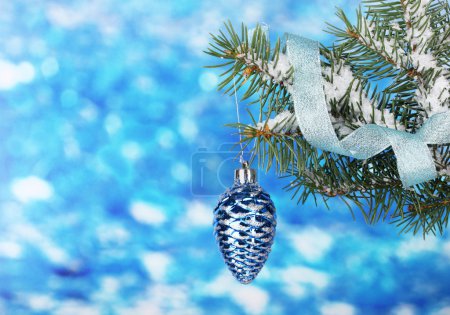 Cône de Noël sur le sapin sur bleu 