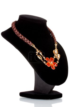 Pendentif en forme de fleur avec gemme rouge sur mannequin isolé sur blanc 