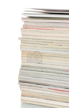 pile de magazines isolés sur blanc