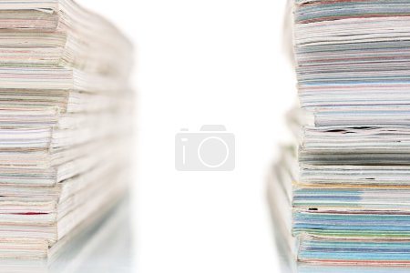 deux piles de magazines isolés sur blanc 