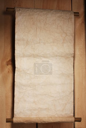 Vieux rouleau sur fond en bois 